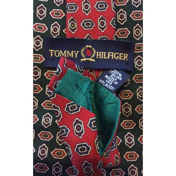 Tommy Hilfiger Men’s Tie Green 100% Silk Red & Navy Geometric Design Business - Picture 3 of 3